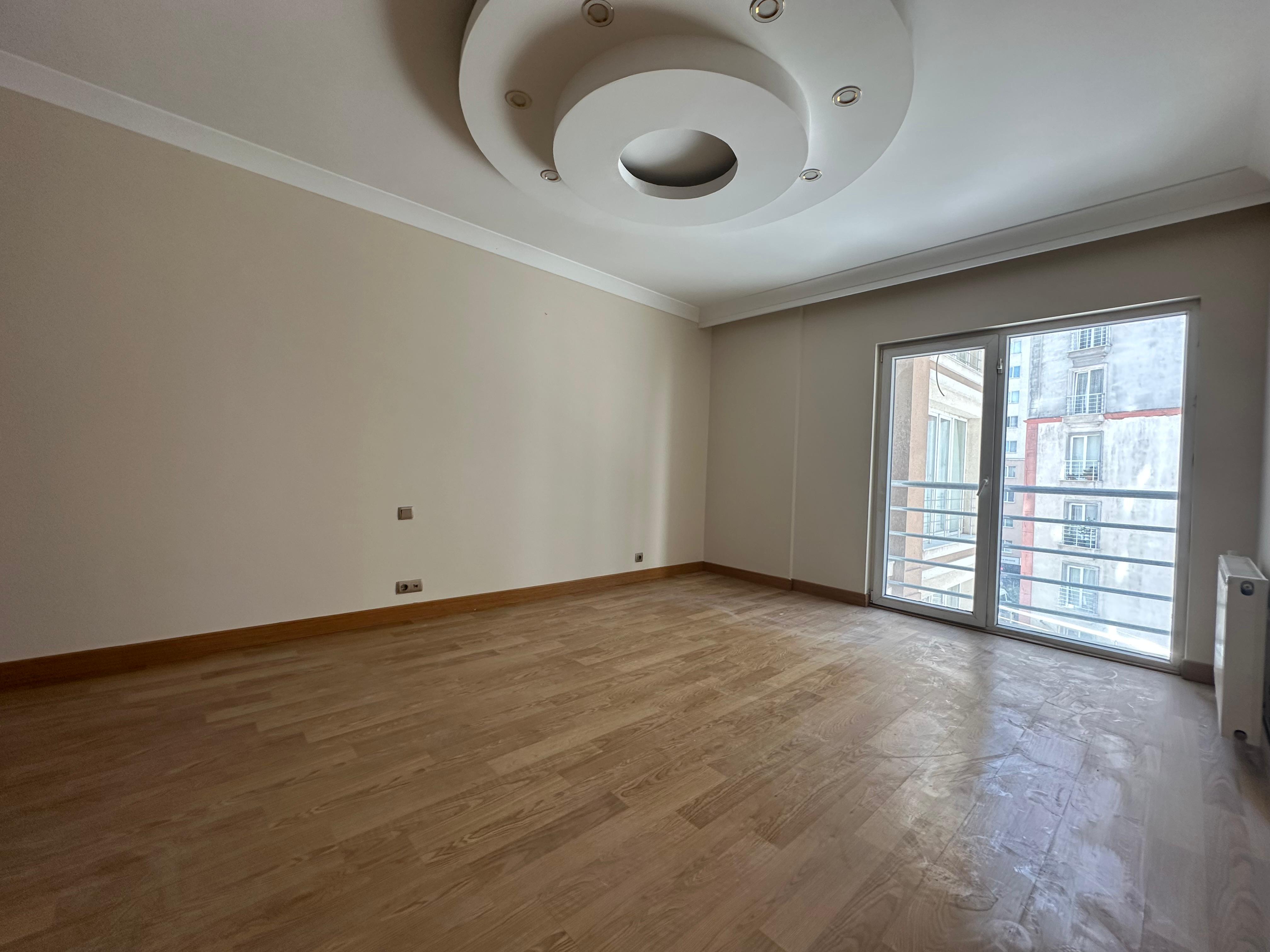 Satılık Daire, İstanbul / CUMHURİYET